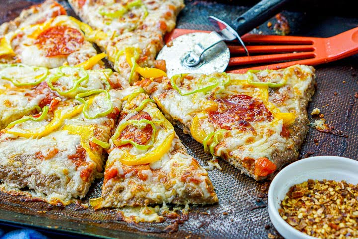 Keto garlic pizza with turkey souses