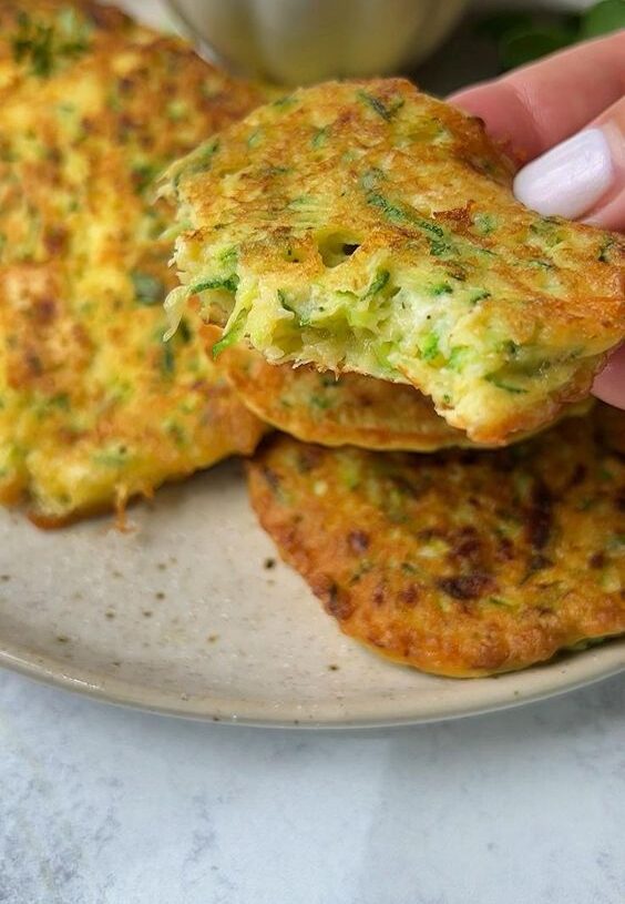 Easy Cheesy Zucchini Fritters | Healthy snacks, Tasty vegetarian recipes, Food videos cooking