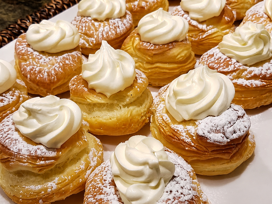 🍰 Flaky Cream-Filled Pastries