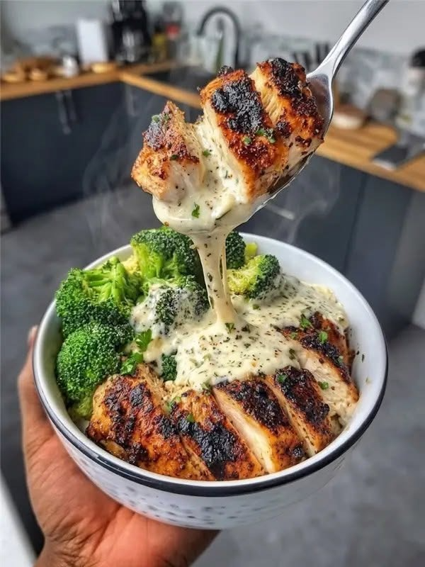 Creamy Garlic Chicken & Broccoli Bowl