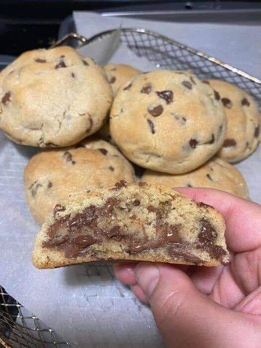 🍪 Soft & Gooey Chocolate Chip Cookies