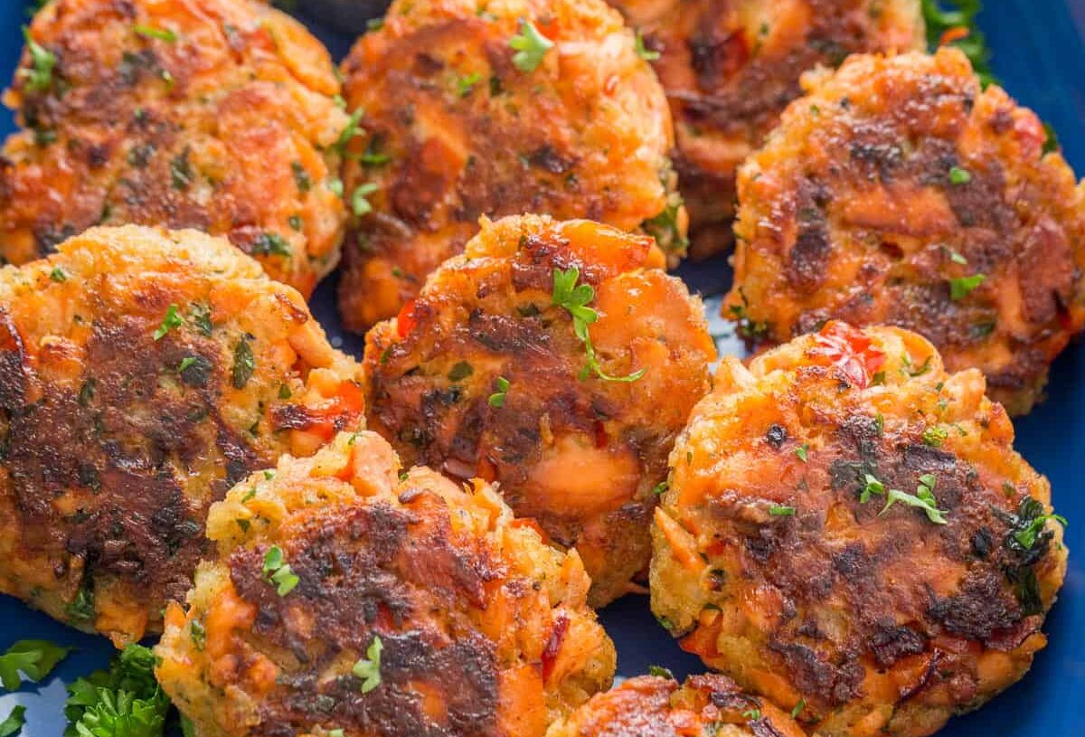 Crispy Salmon Cakes with Creamy Tartar Sauce