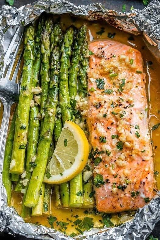Garlic Butter Salmon and Asparagus Foil Packets